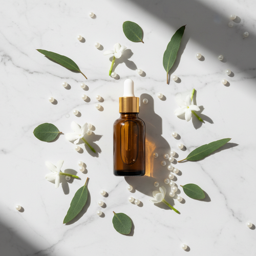 Flat lay do Peptide Youth Serum com pérolas de colágenio e flores